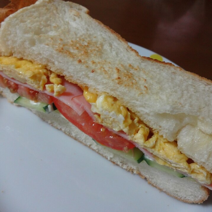 朝食に！ボリュームたっぷりサンドイッチ